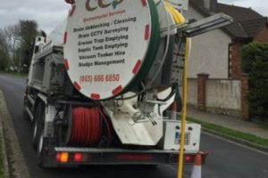 Gully cleaning truck carrying out gully emptying and cleaning